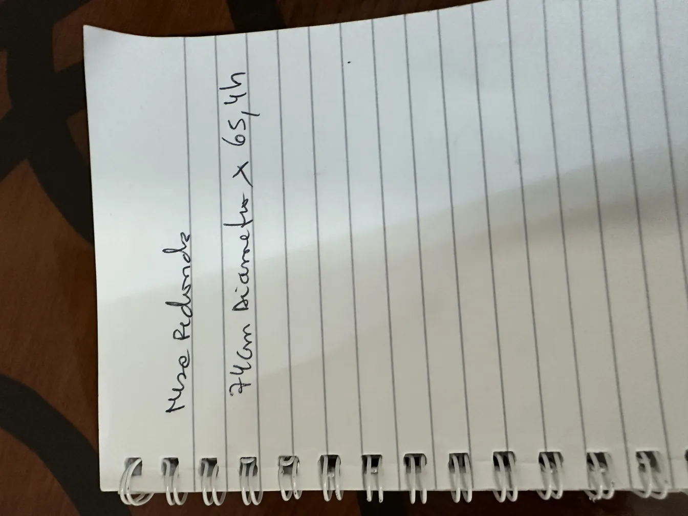 маленький antique столик в уютной обстановке