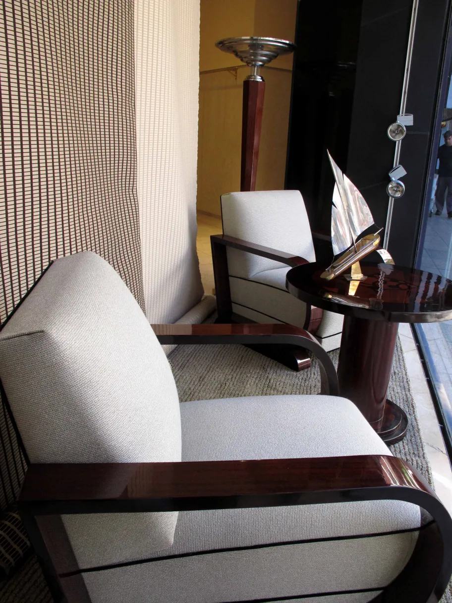 पुरानी छोटी मेज़ ग्रे कुर्सियों के साथ आधुनिक वातावरण में