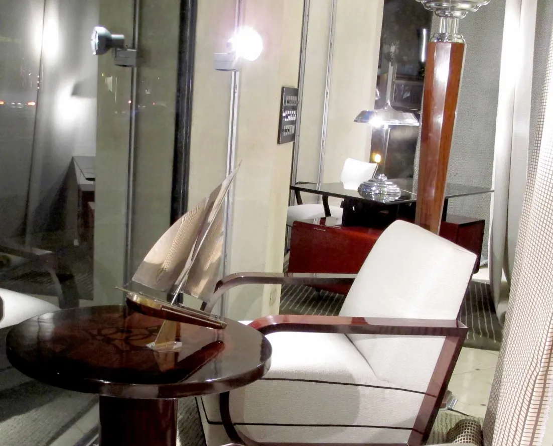 Mesita antigua pequeña con decoración elegante y ambiente acogedor.