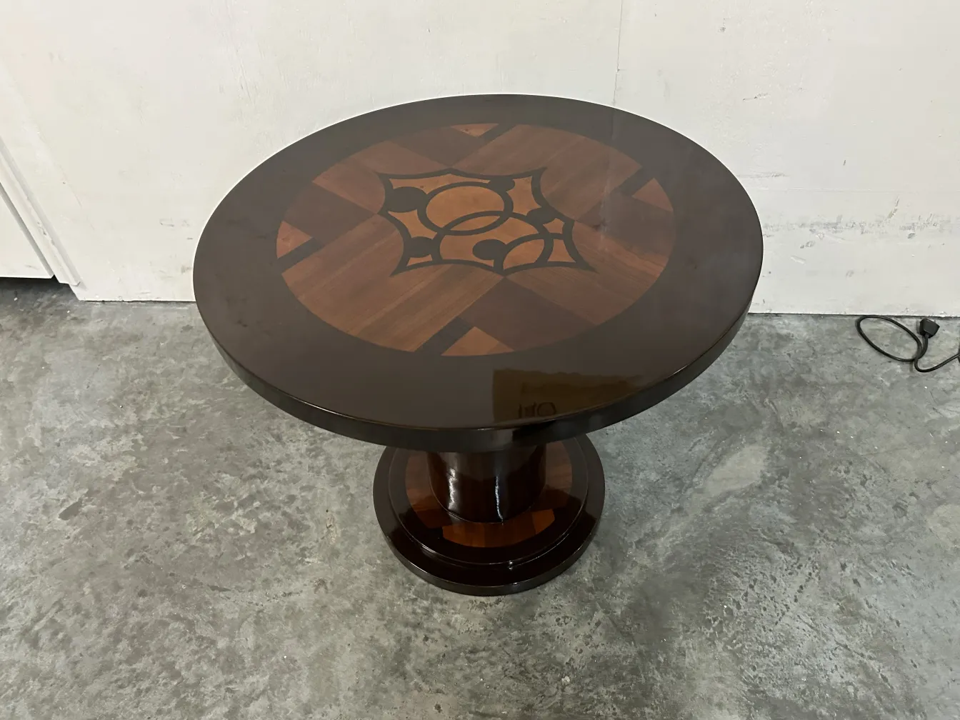 ancienne petite table ronde avec décoration