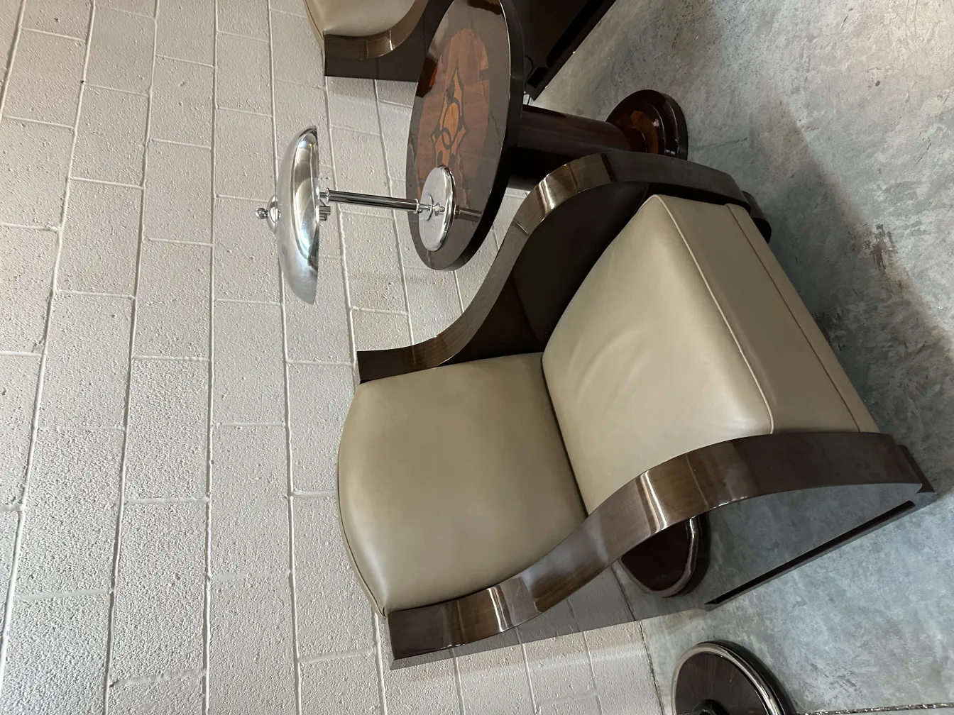 Antiker Ecktisch mit elegantem Design, modernes Umfeld.