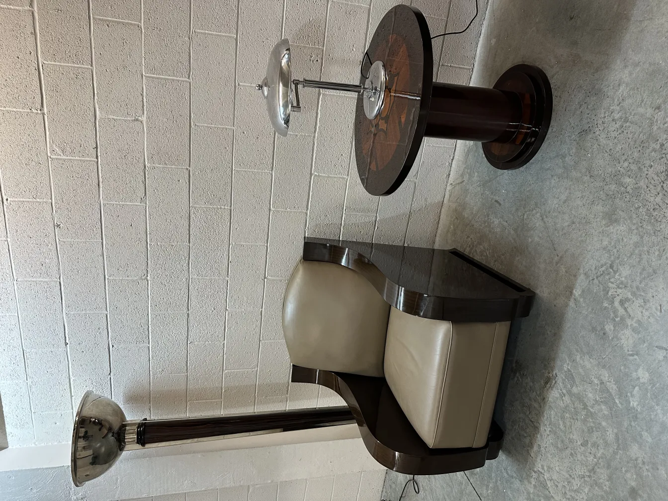 Mesita antigua sencilla con base redonda y decoraciones