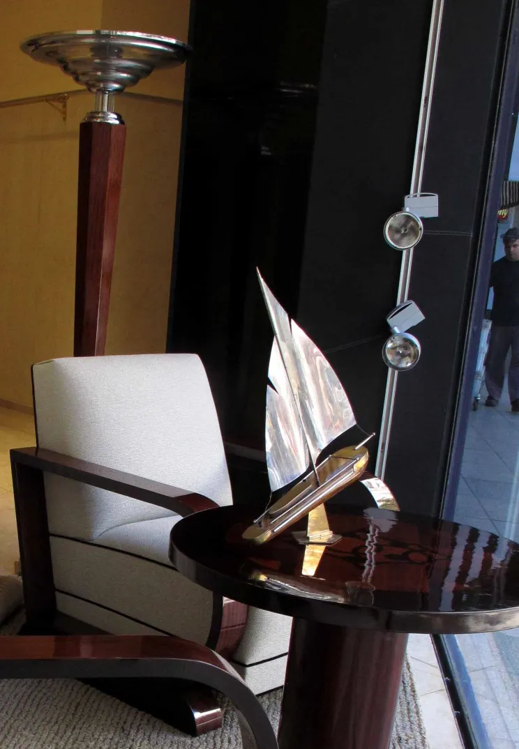 古老的小桌子旁边是优雅的椅子