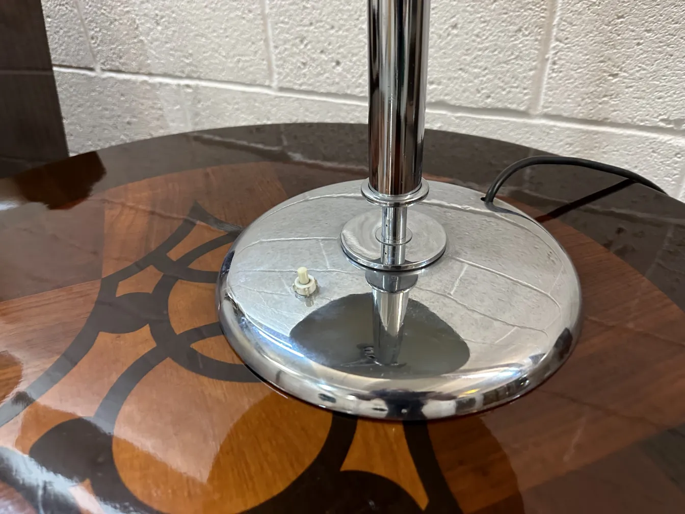 ancienne petite table de salon avec un design élégant et des détails