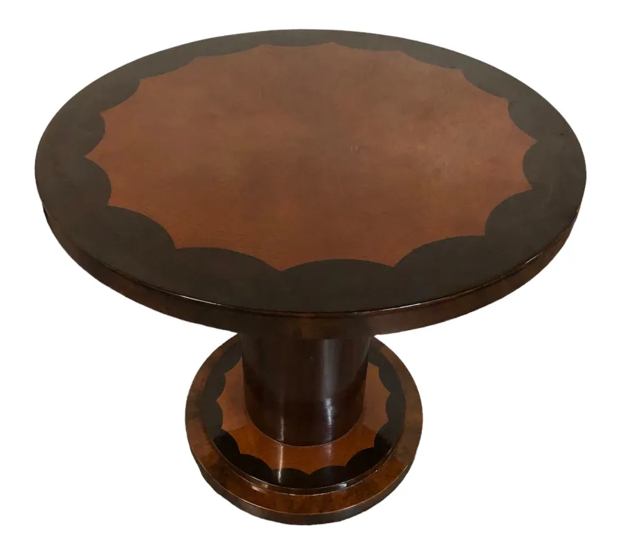 tavolino antico rotondo con design elegante e gambe robuste.