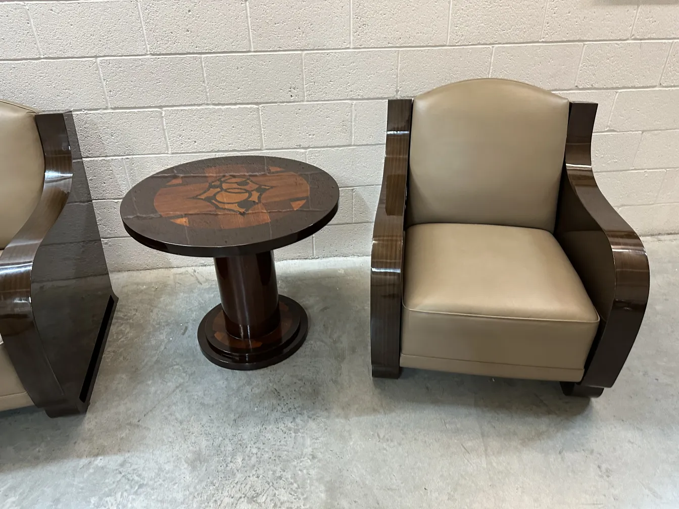 mesita antigua decorativa junto a sillones en un ambiente claro