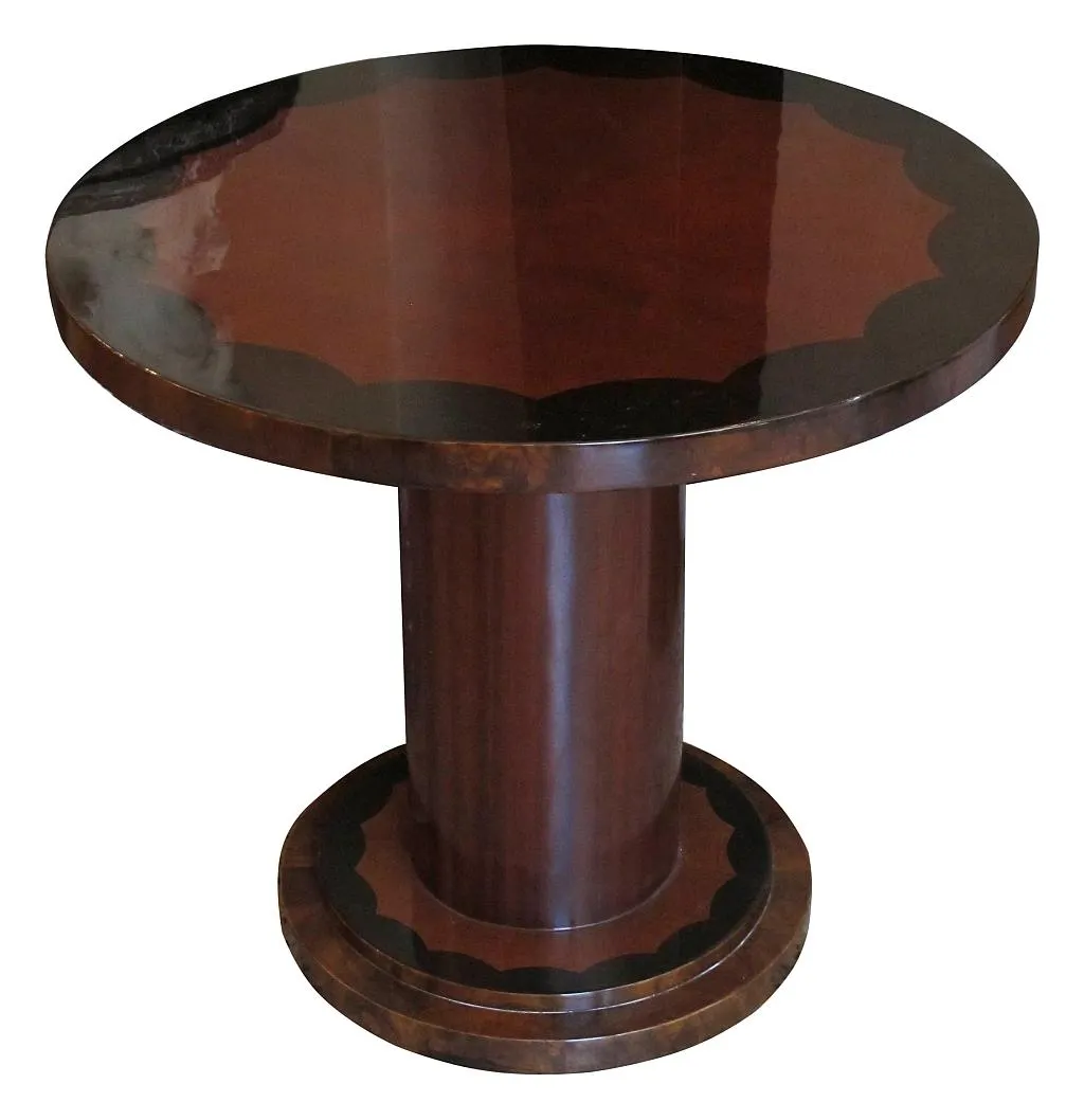 petite table ancienne ronde avec un design décoratif à la base