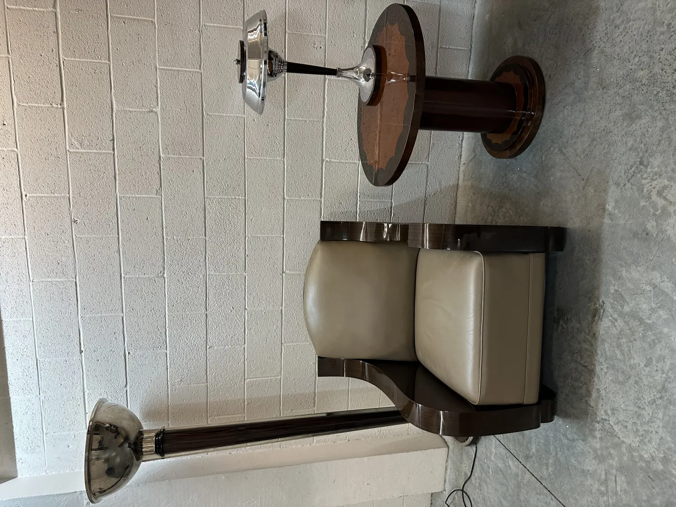 mesita antigua con patrón atractivo y soporte elegante, ambiente moderno