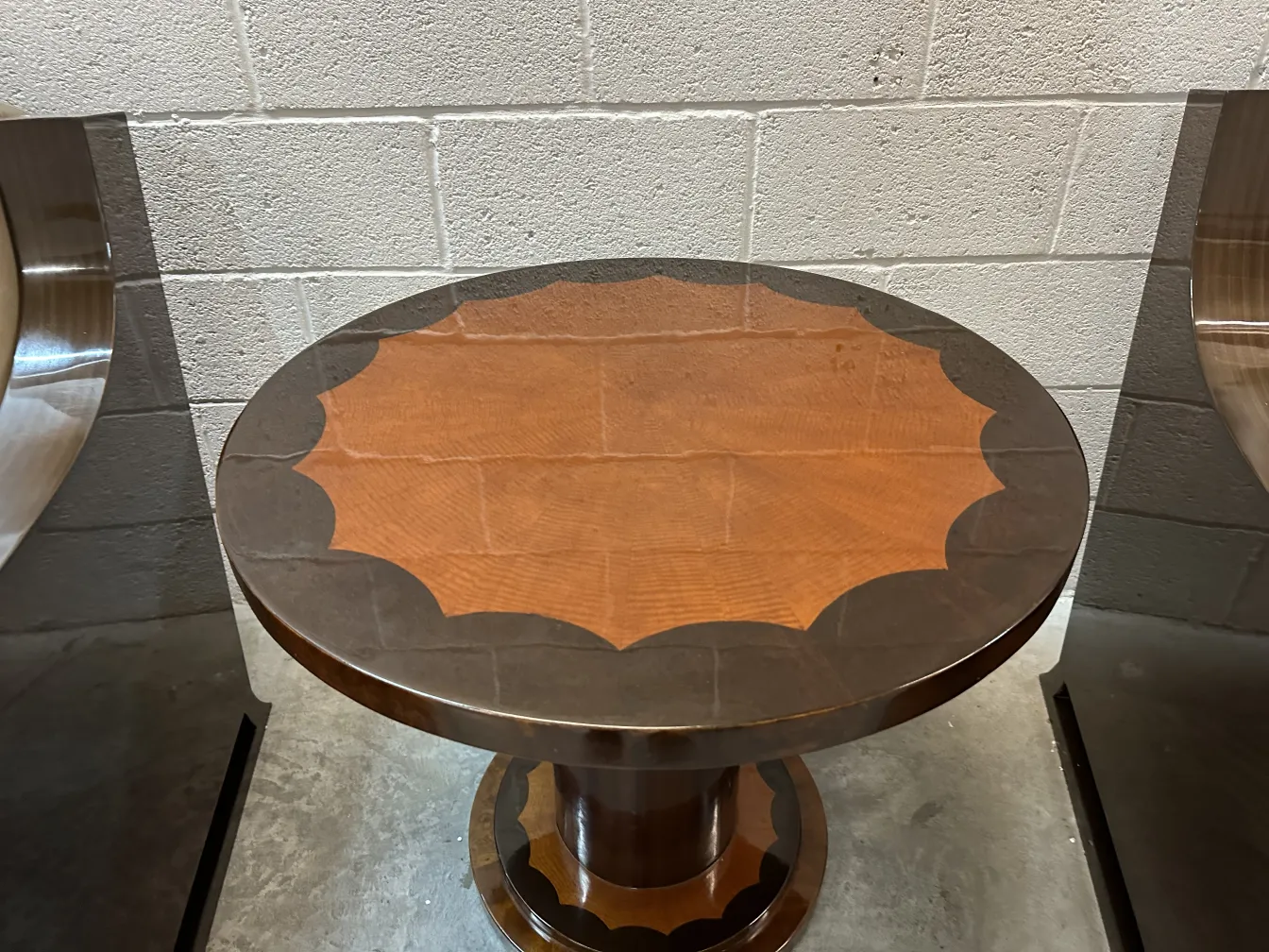 tavolino antico decorativo con design circolare