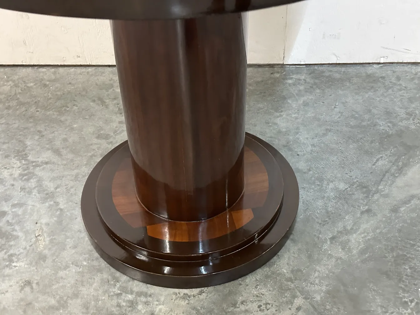 tavolino antico con base rotonda, ambiente neutro