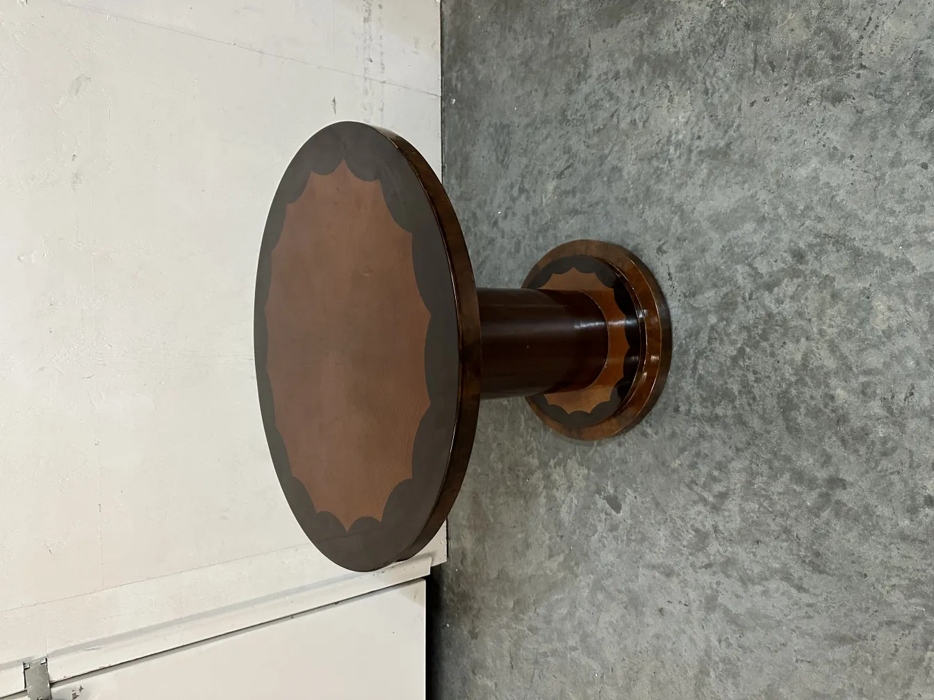 Antico tavolino rotondo con dettagli decorativi, atmosfera vintage.