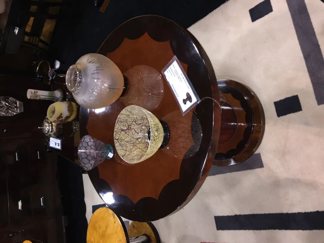 Petite table antique ronde avec décorations et vases