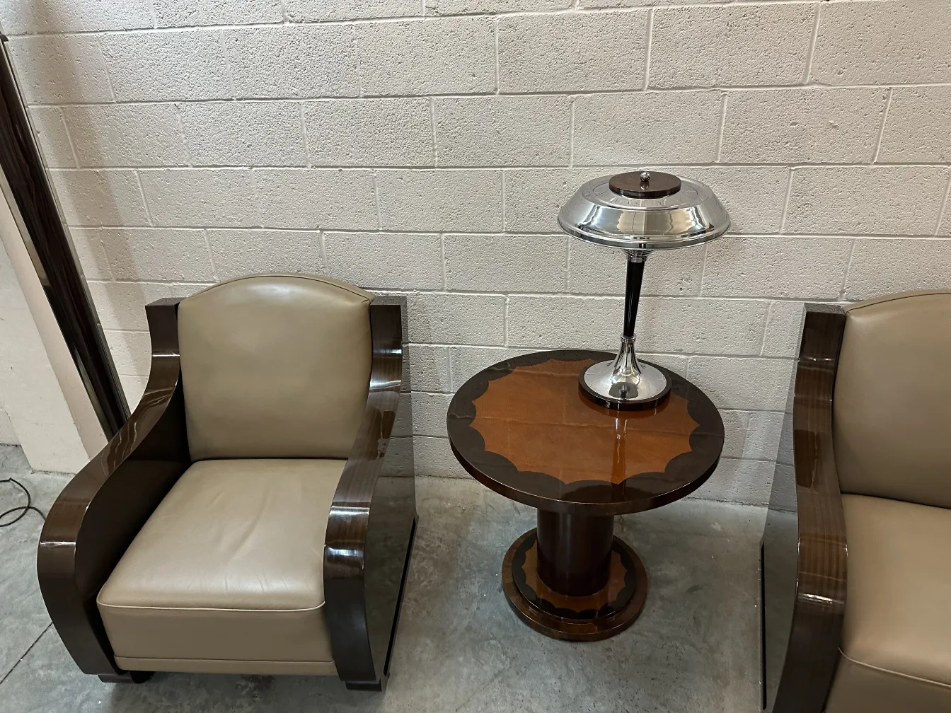 mesinha antiga com topo decorativo e lâmpada, ambiente aconchegante