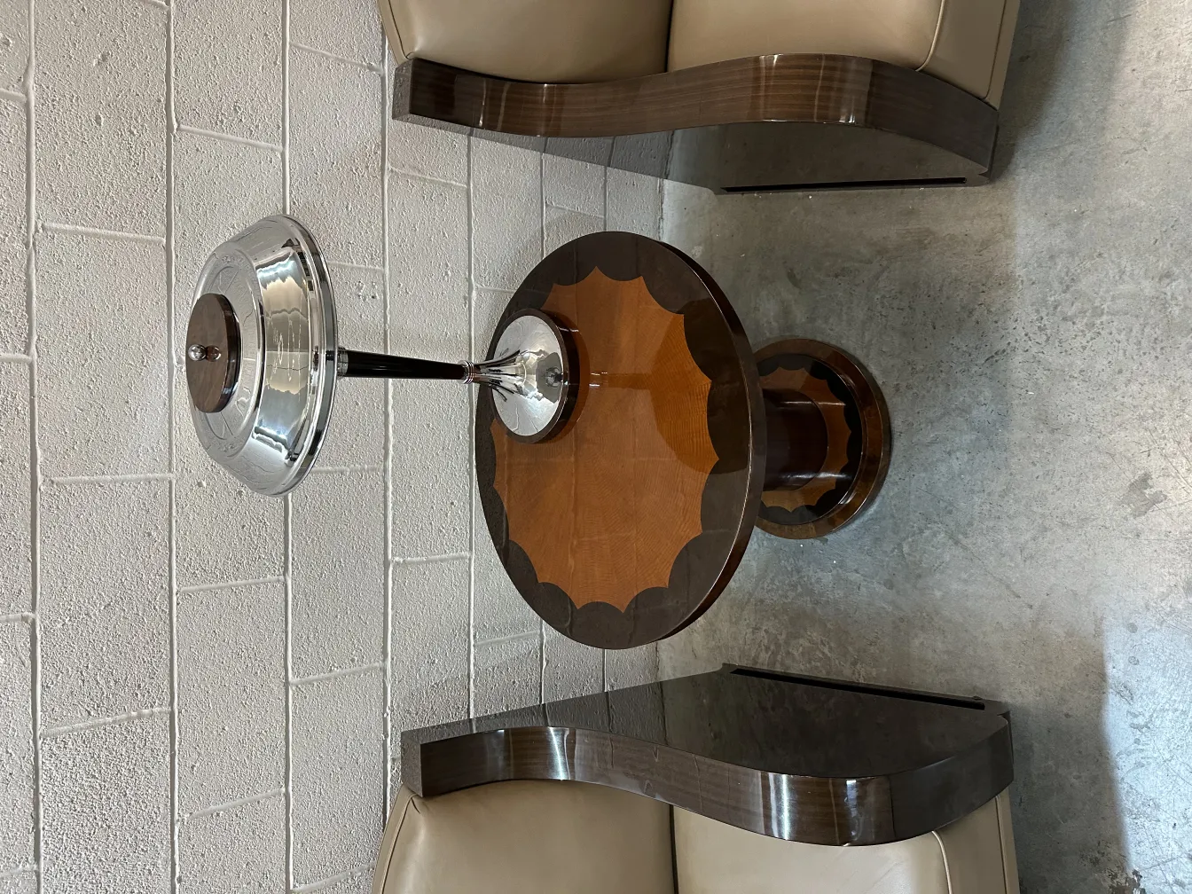 Petite table antique avec un design supérieur unique et une lampe intéressante