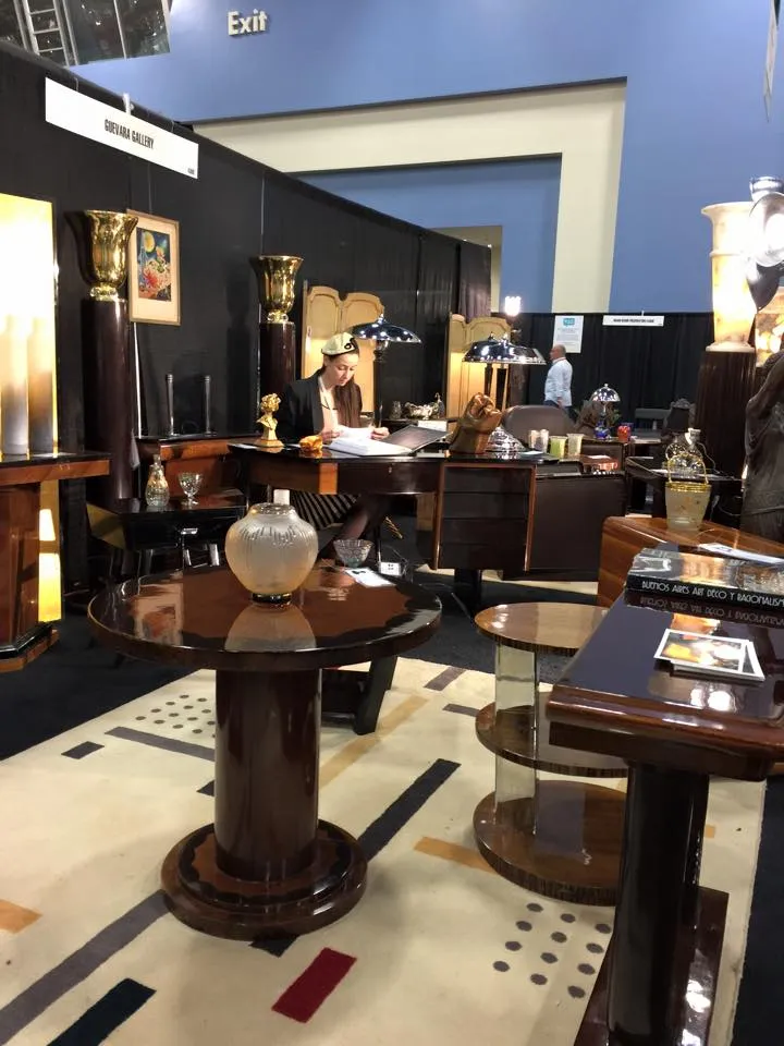 प्राचीन सजावटी गोल मेज़, सुरुचिपूर्ण वातावरण