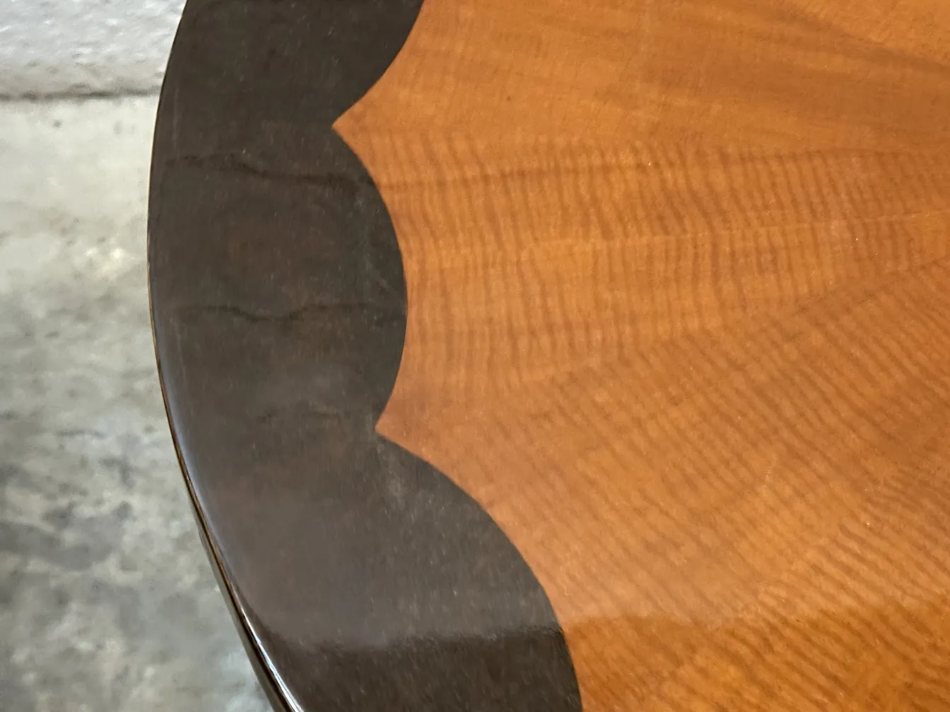 antico tavolino con design curvo