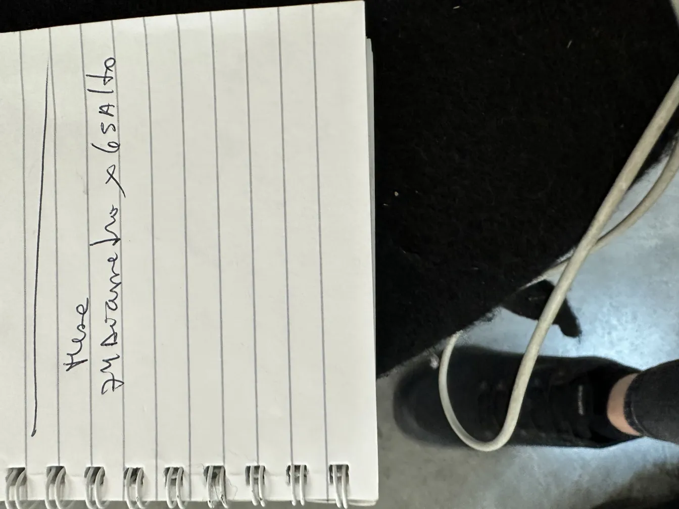 Petite table antique de bureau dans un cadre minimaliste, papier blanc avec écriture.