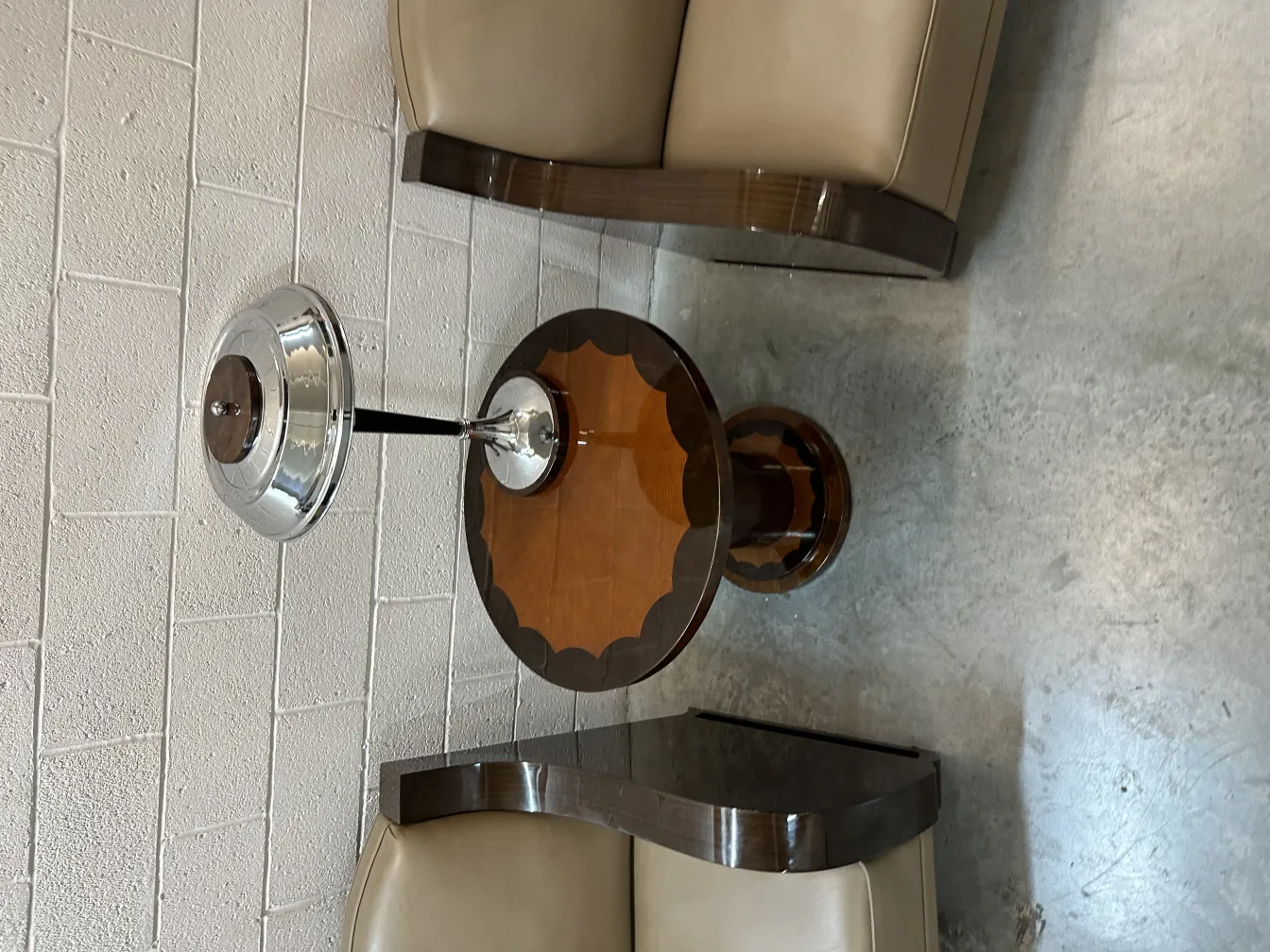 petite table ancienne avec un design décoratif au centre