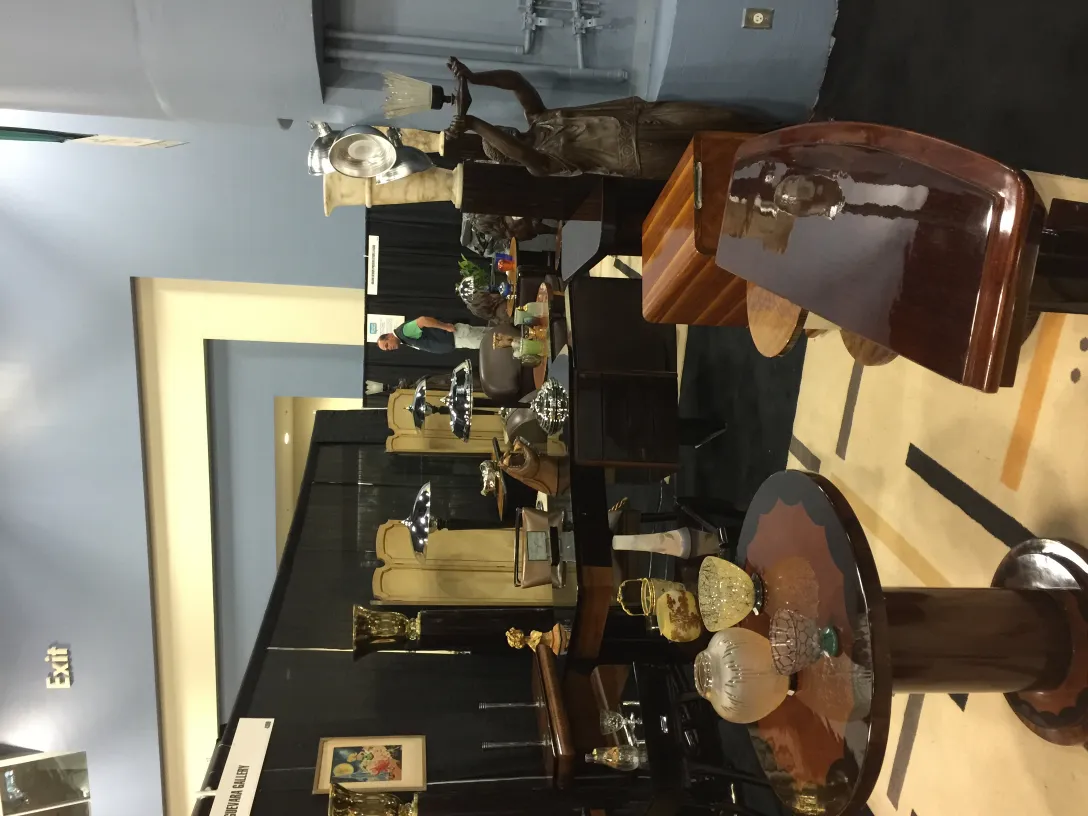 mesita antigua con decoración elegante y colorida, ambiente de antigüedades