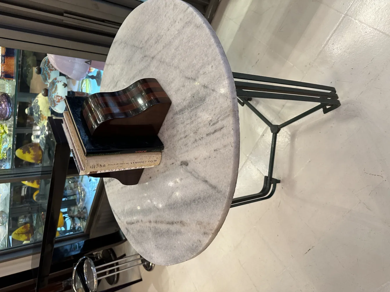 Suportes para livros em forma de guitarra sobre mesa de mármore