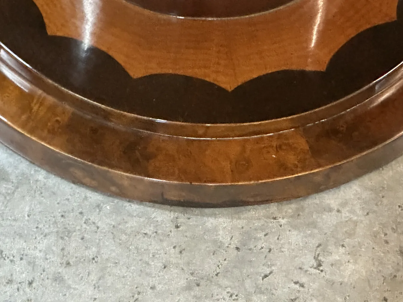 detalhe de uma mesinha redonda antiga com design elegante