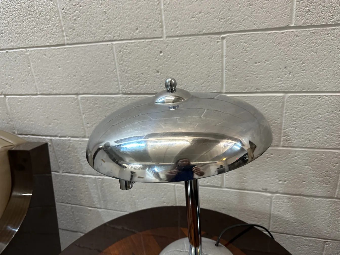 petite table ancienne en métal poli au design élégant