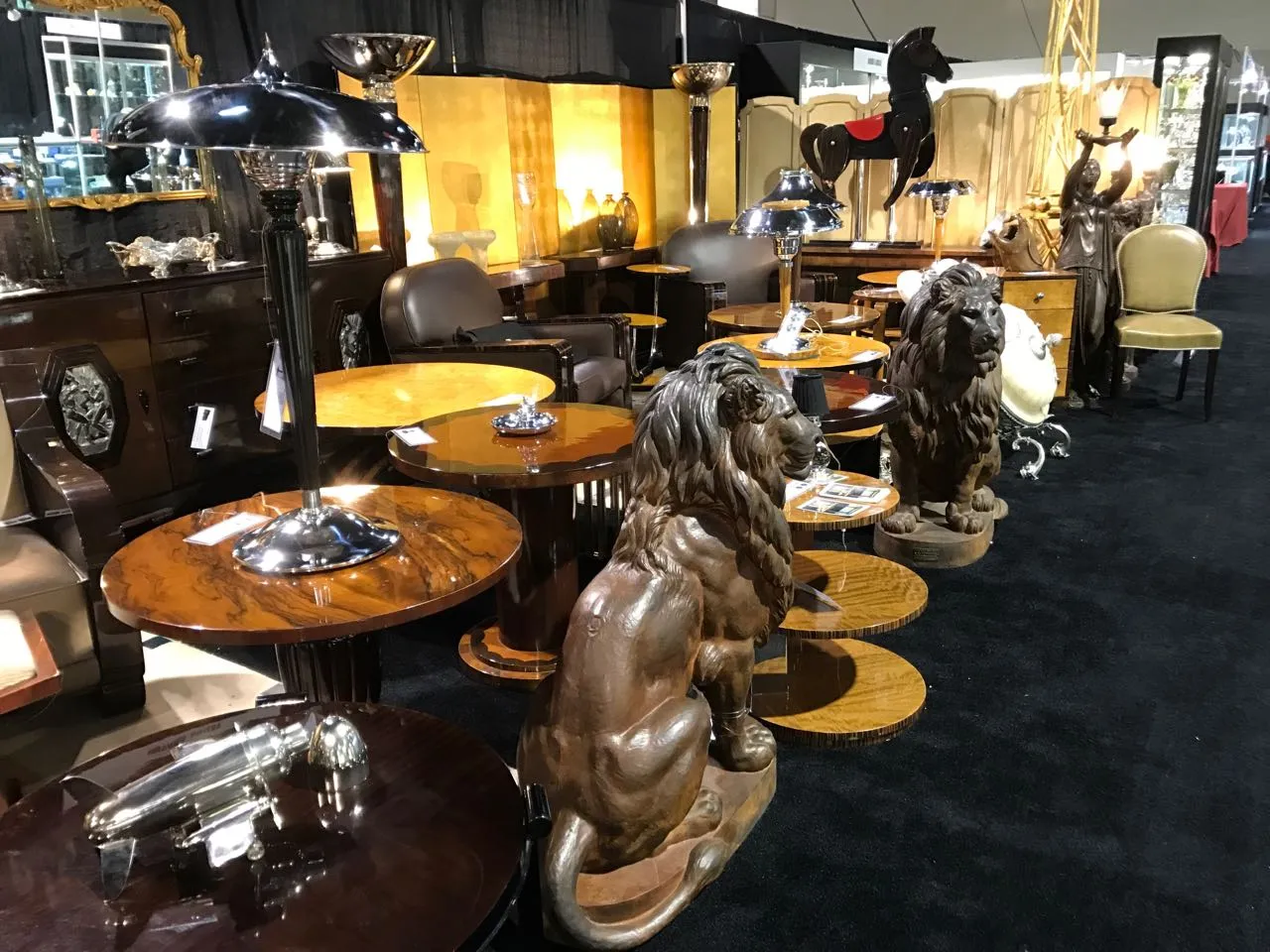 mesita antigua de madera con detalles decorativos en un ambiente elegante