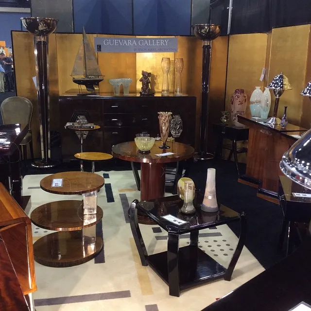 petite table ancienne avec surface élégante dans la galerie