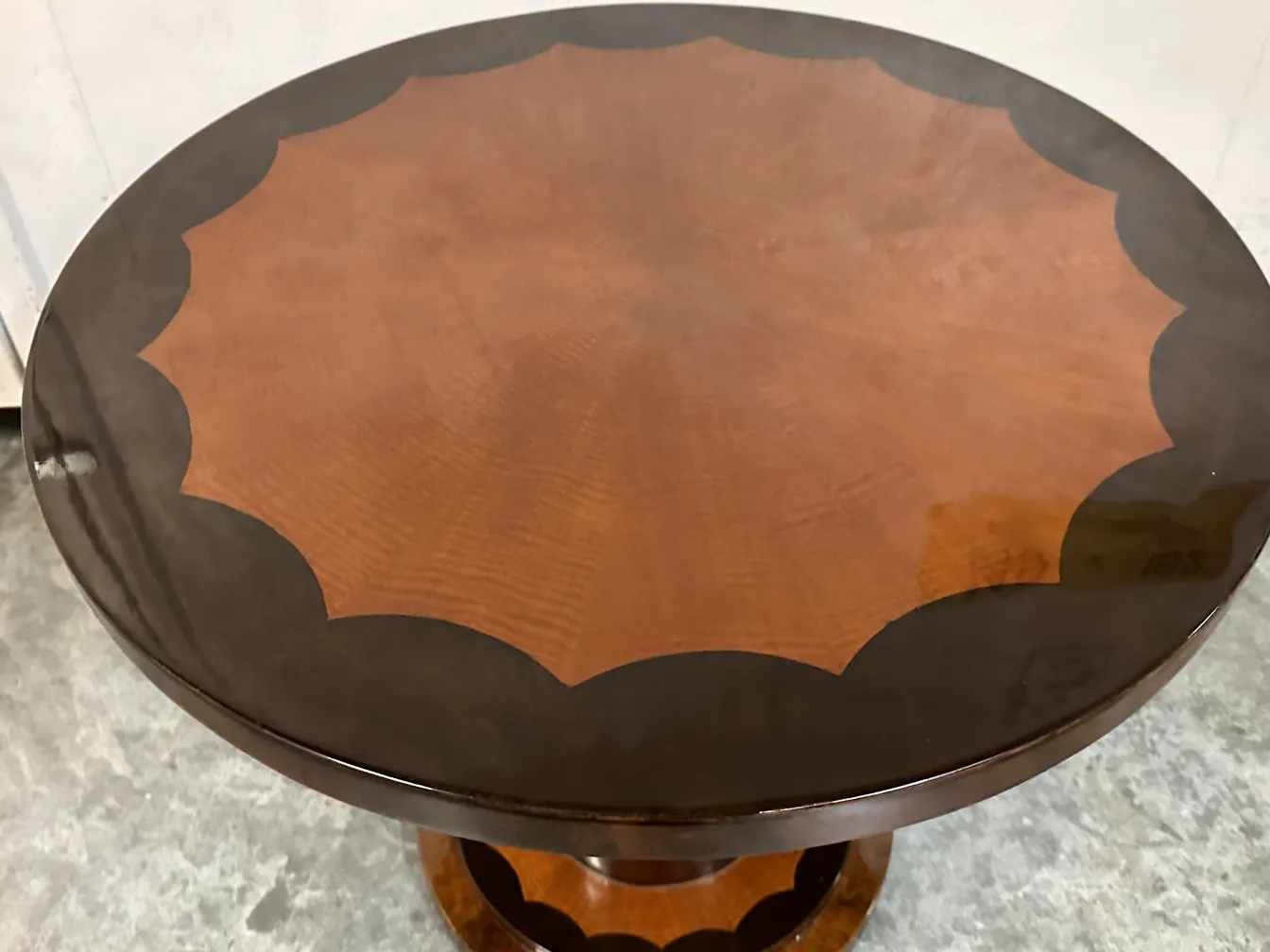 Tavolino antico rotondo con design decorativo sulla superficie