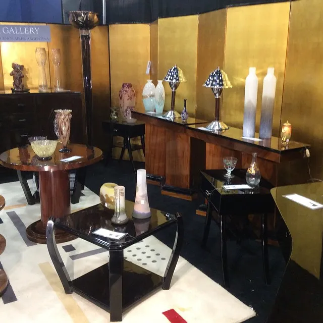 Petite table ancienne avec détails ornementaux, adaptée pour le salon.