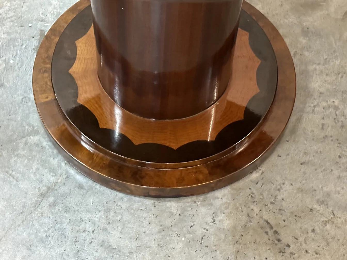 古老的圆形底座，曲线细节，简单的环境。