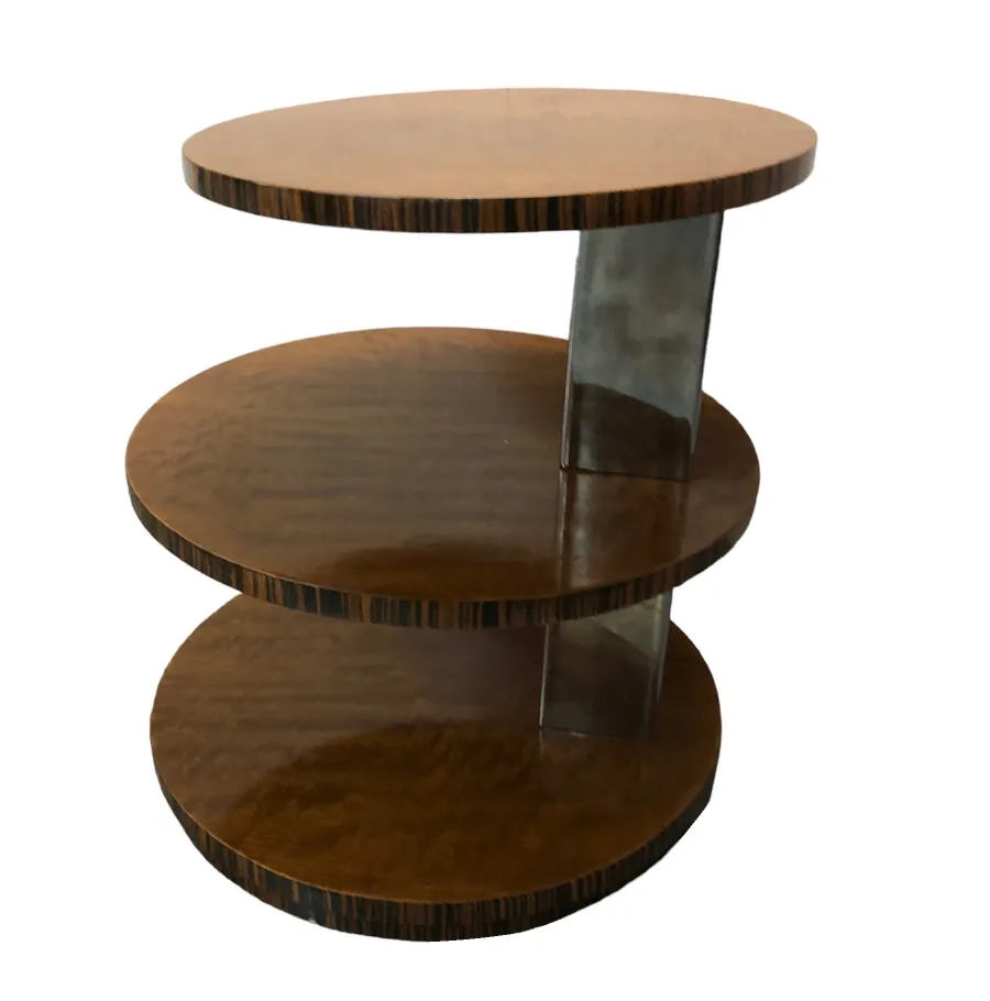 작은 오래된 테이블로 세 개의 선반이 있다