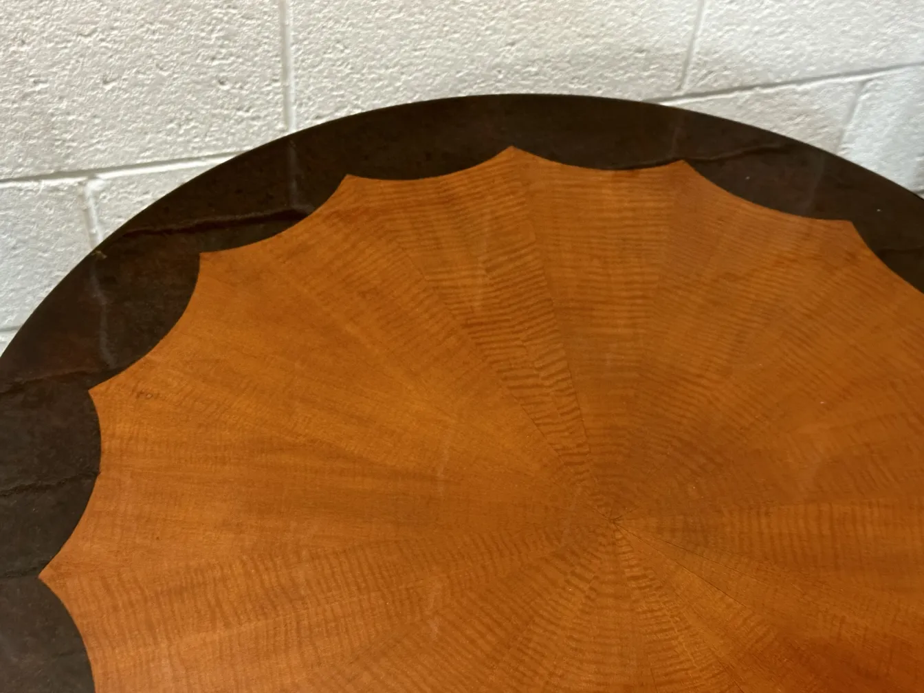 छोटी पुरानी गोल मेज़, किनारों पर विवरण, तटस्थ सेटिंग।