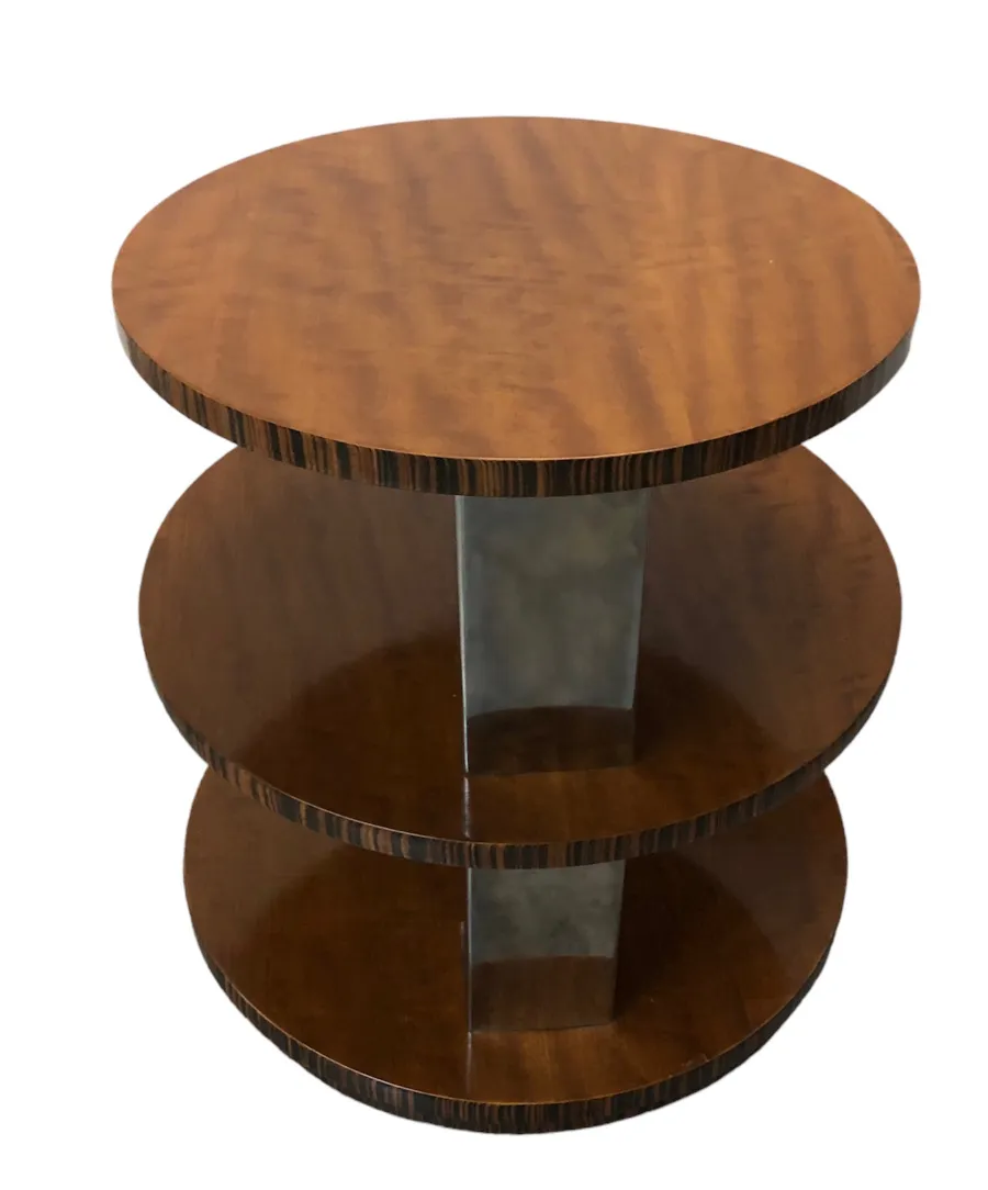 Petite table ronde antique avec trois étagères, design élégant.