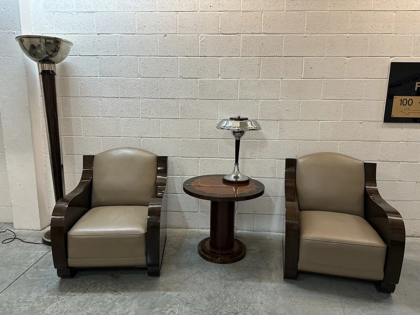 petite table antique à côté de fauteuils et lampe