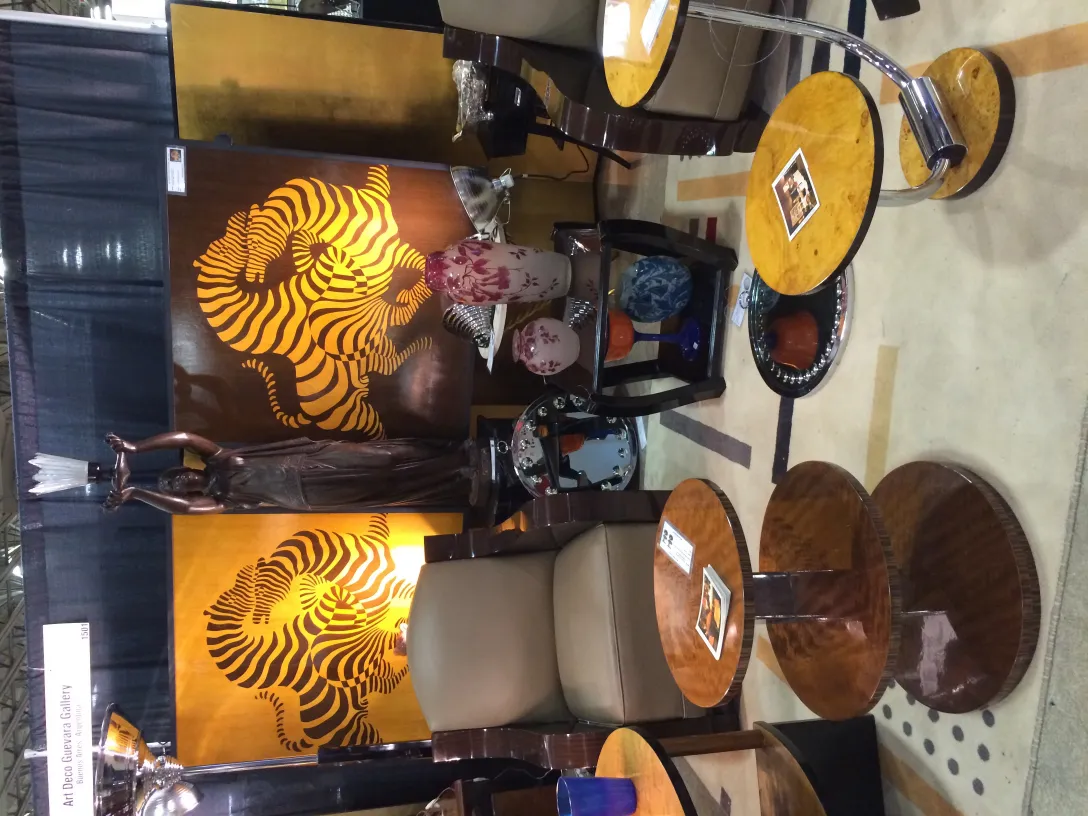 petite table ancienne avec détails décoratifs dans le cadre