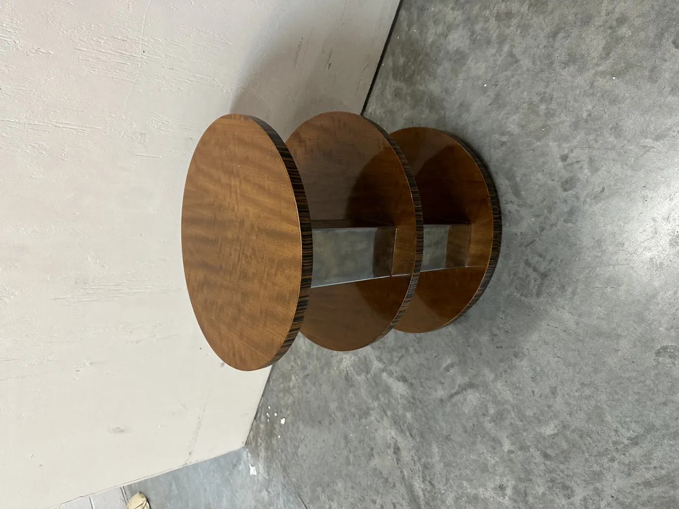 antiker runder kleiner Tisch mit dekorativem Design