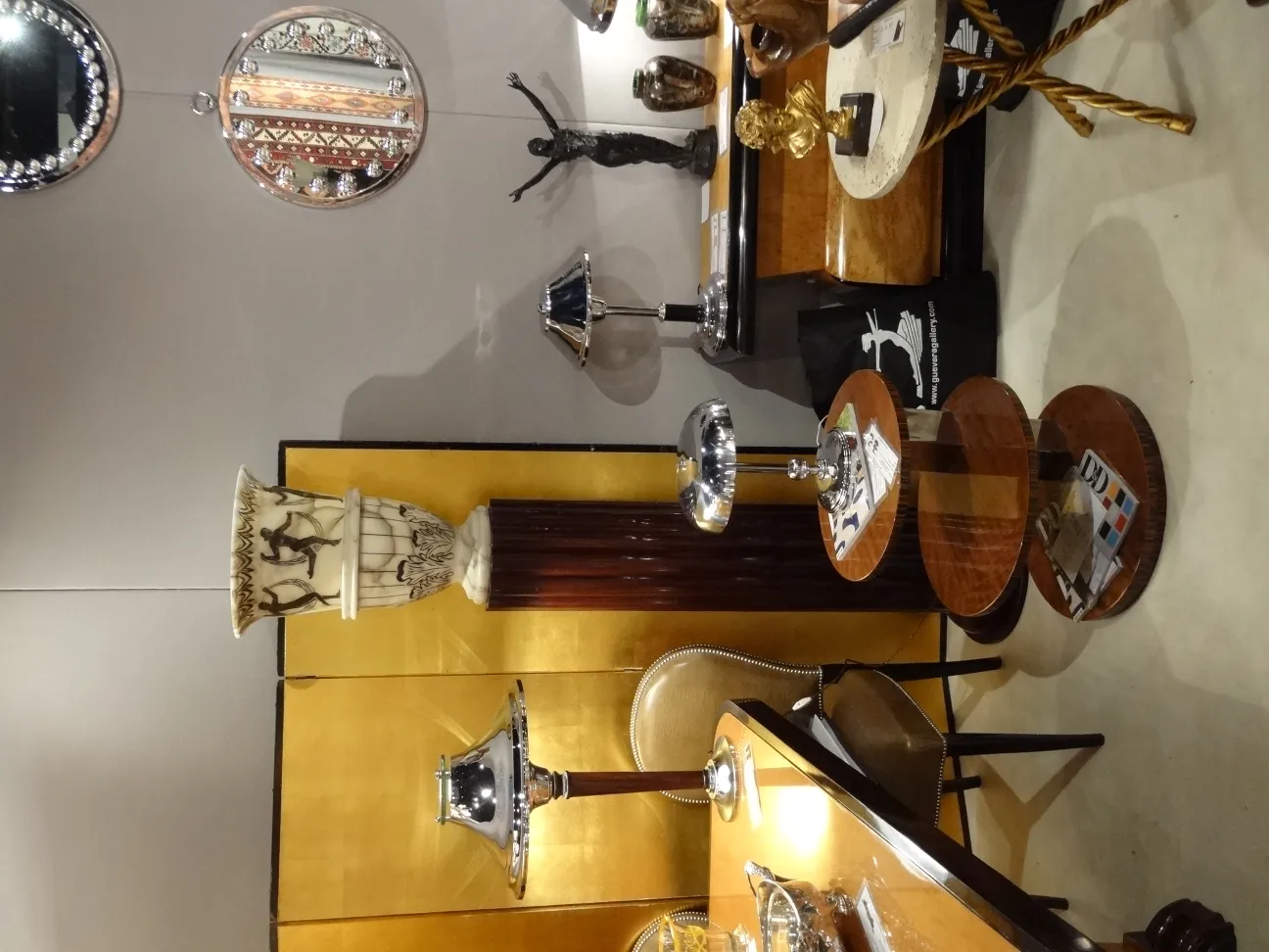 Alter kleiner Tisch mit runder Form, dekoriert im klassischen Stil, in einer eleganten Umgebung.