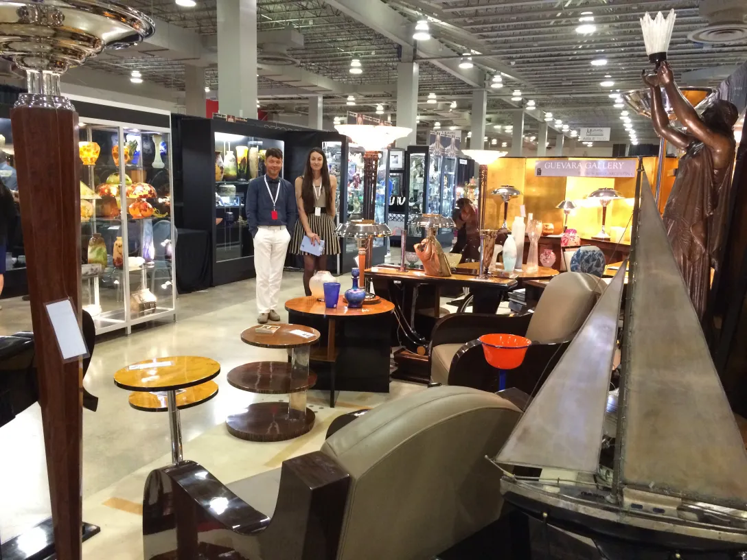 antiker kleiner Tisch mit Design in elegantem Galeriebereich