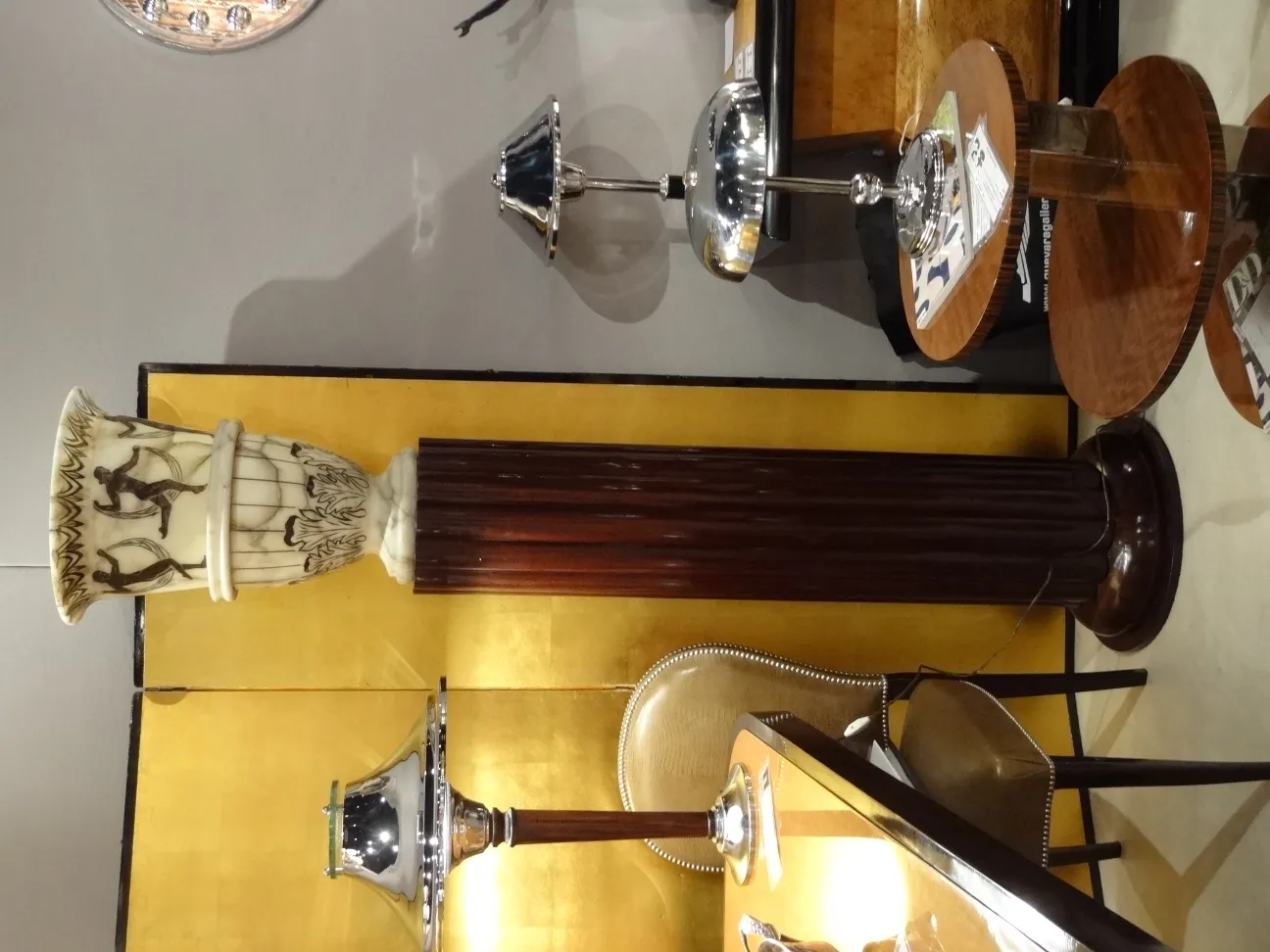 Tavolino antico con dettagli decorativi in ambiente classico