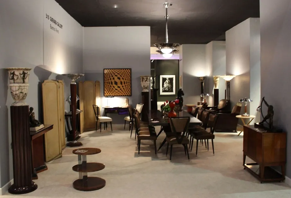 petite table ancienne dans un cadre décoratif