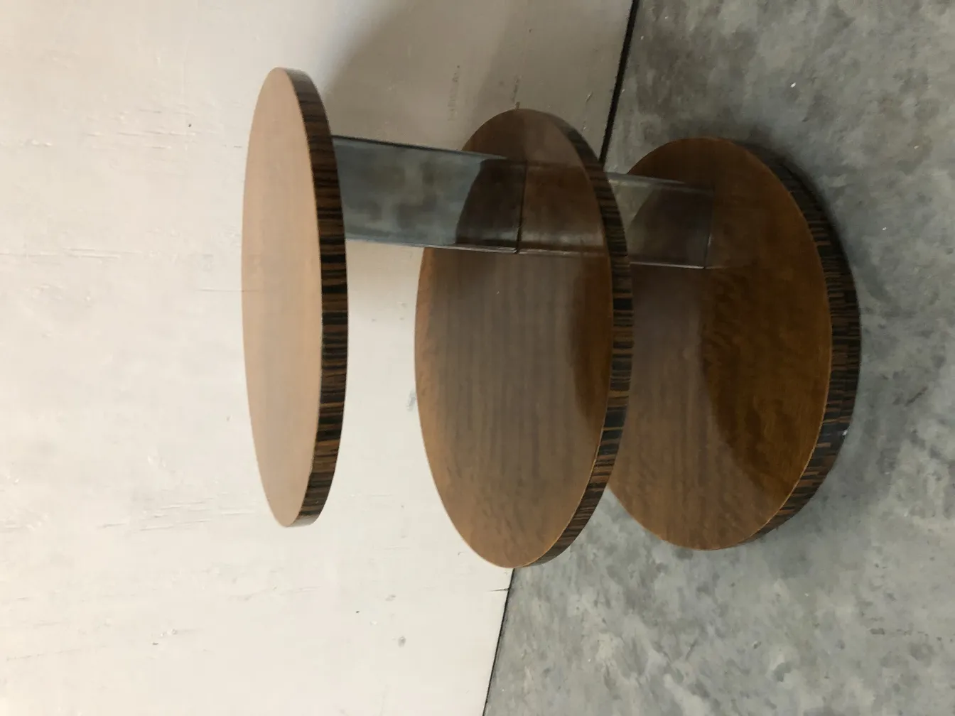 petite table antique à trois niveaux ronds