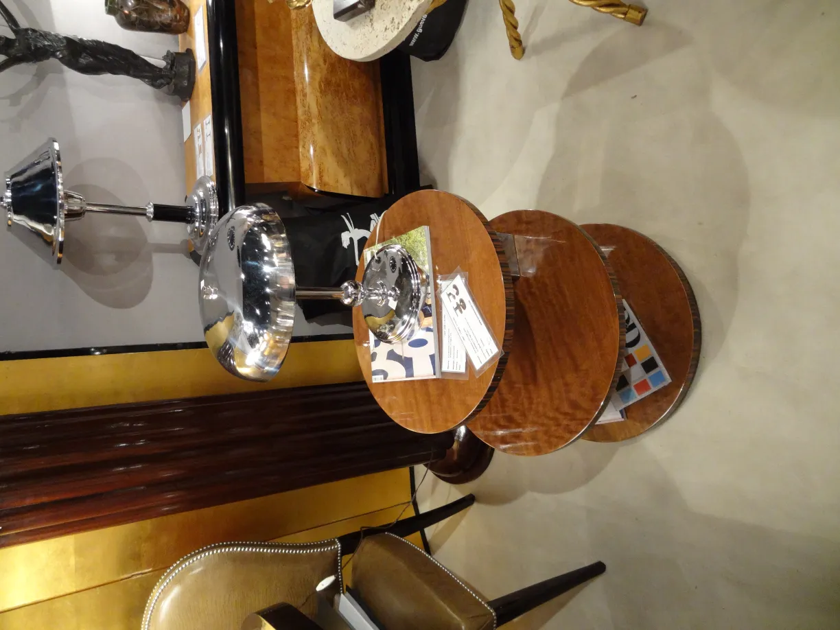 petite table ancienne avec étagères, lampe en métal brillant, cadre élégant