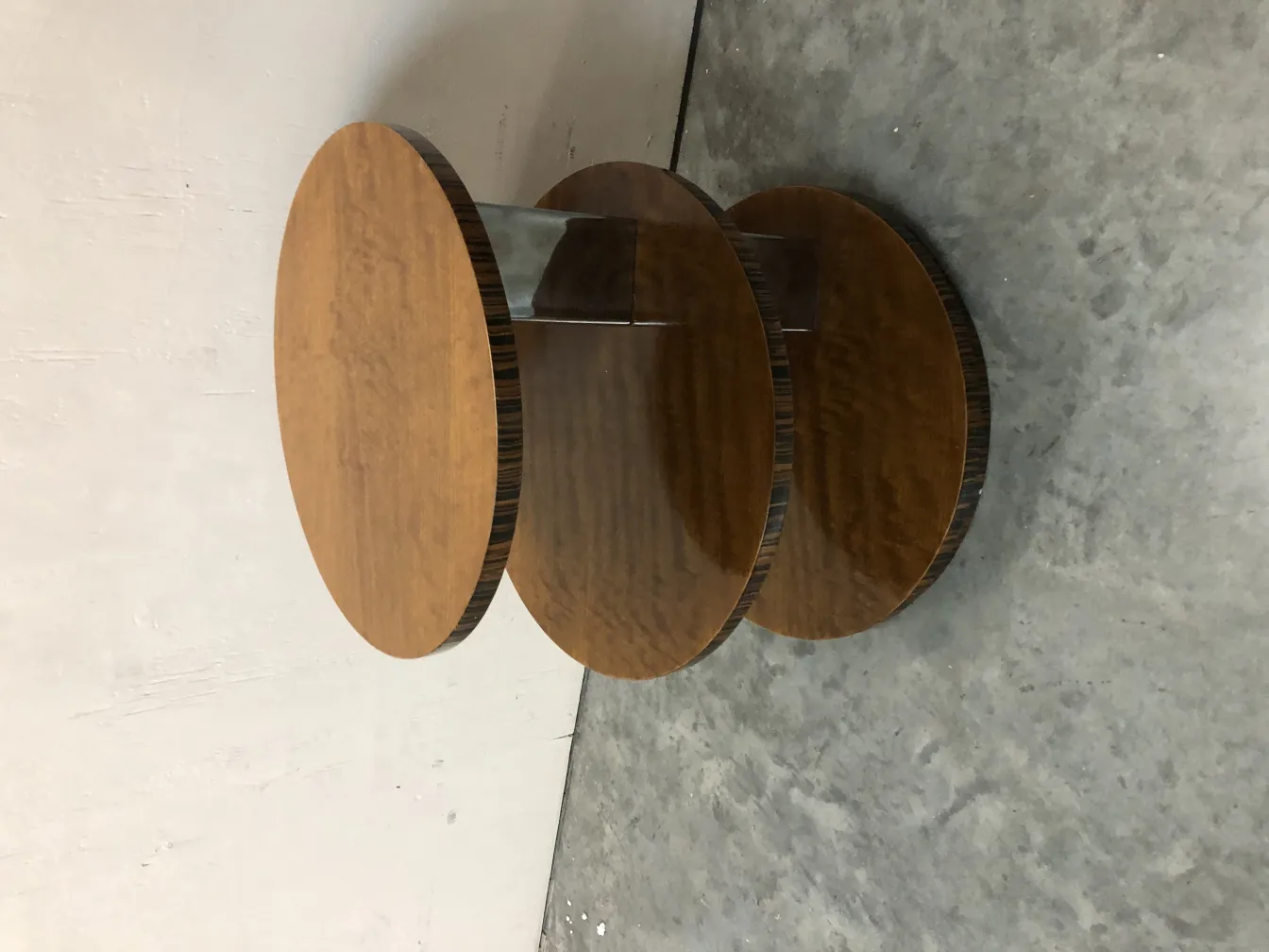 petite table ronde antique avec surface lisse et base stable, idéale pour la décoration
