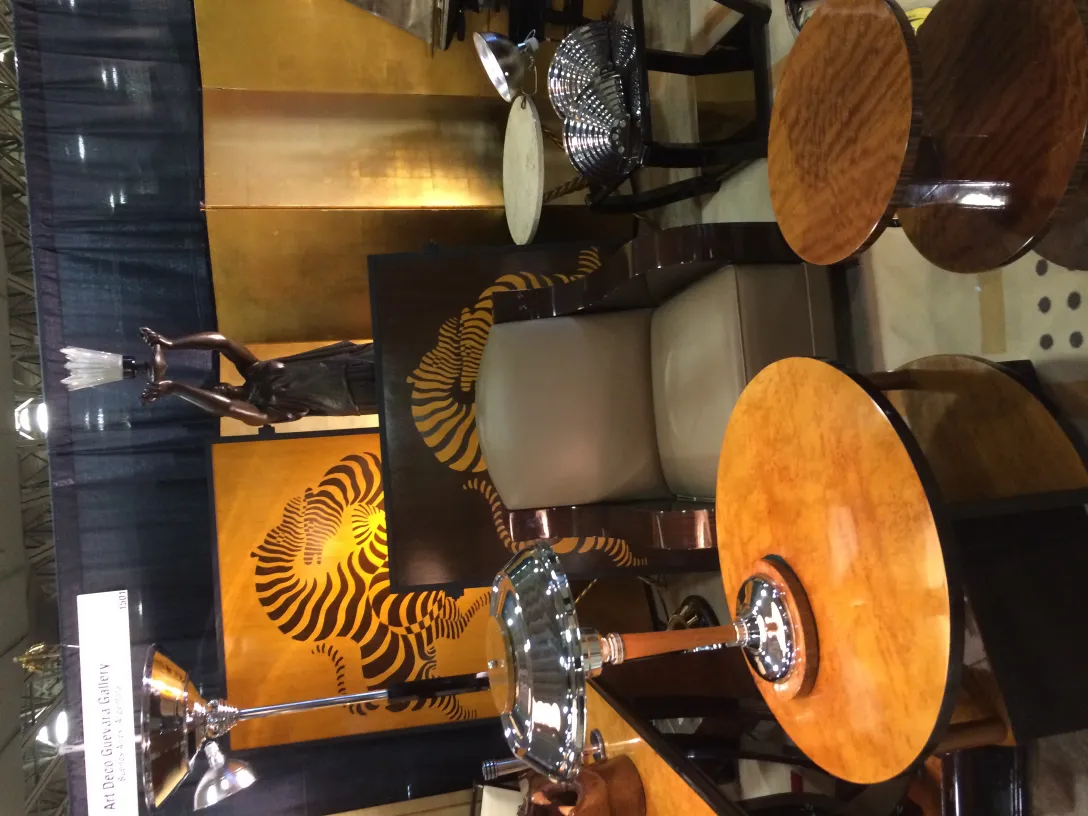 Tavolino antico presentato in un elegante salotto con elementi decorativi.