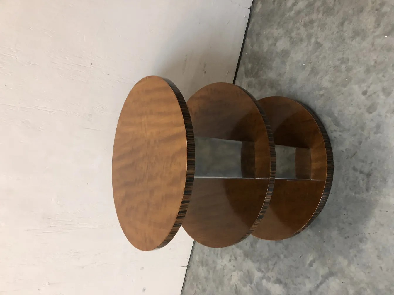 tavolino antico rotondo, ambiente semplice ed elegante