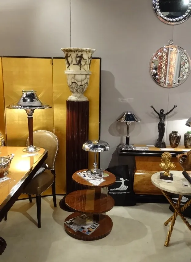 Mesinha antiga com design elegante em um ambiente decorativo