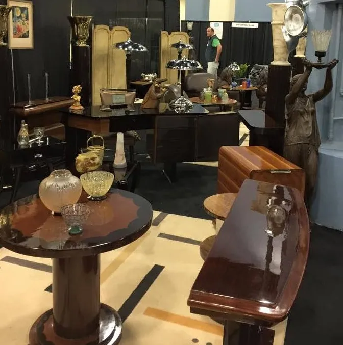 mesita antigua con superficie brillante y decoración