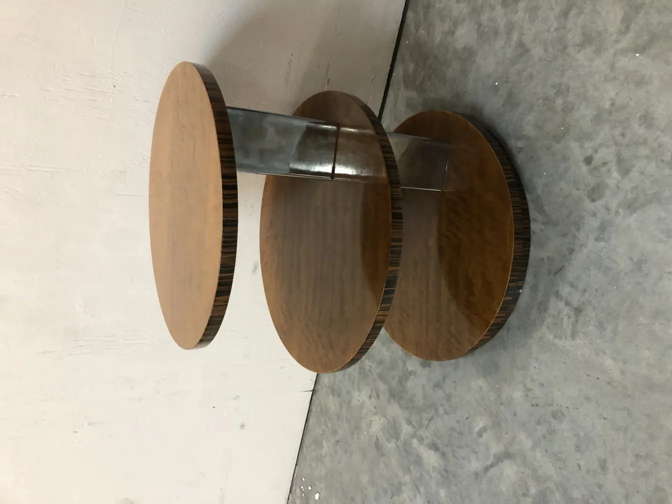 petite table ancienne avec un dessus rond et une base en métal
