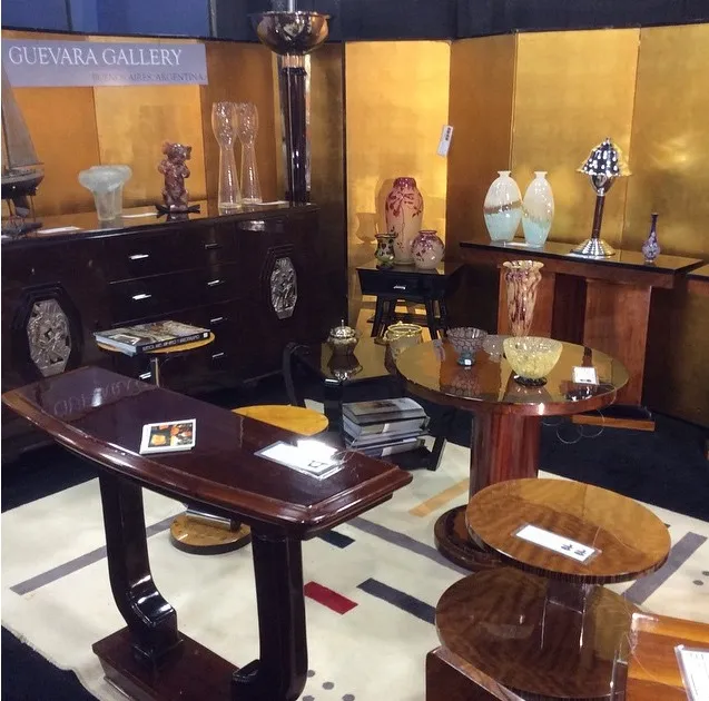 Petite table ancienne dans un environnement décoratif avec d'autres objets